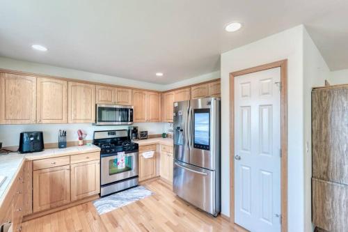 PARADISE VILLA: Central AC, fenced, hot tub