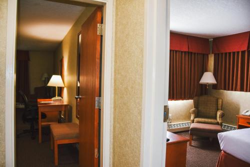 Stony Plain Inn & Suites