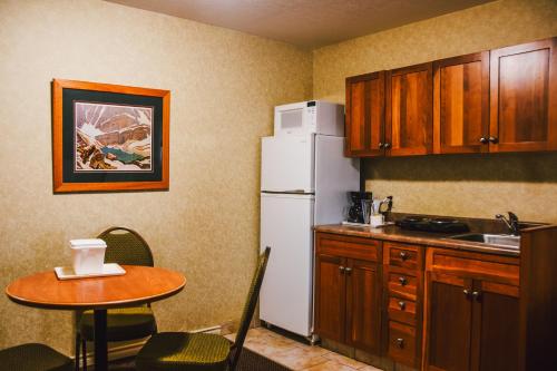 Stony Plain Inn & Suites