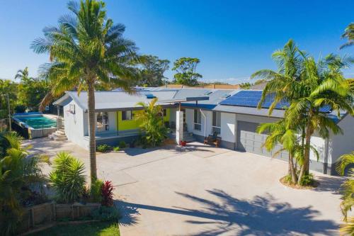 Treetop Retreat - family home with pool and spa