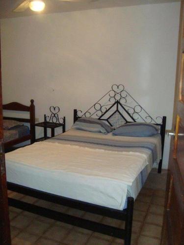 1 queen bed, 1 bunk bed