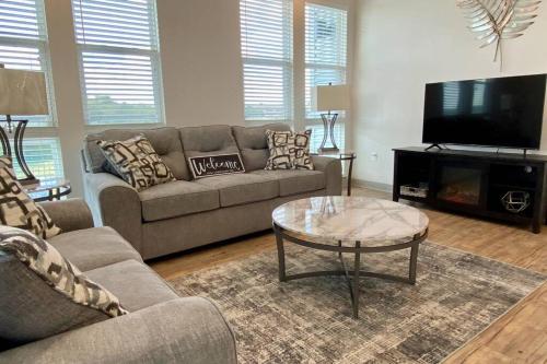 Beautiful Luxury 2BR APT Near Downtown Fort Worth - main image