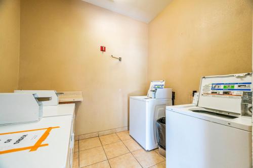 Chandler 1 bd 1 ba immaculate grounds perfect location with heated pool downstairs NO PETS ALLOWED - image 8