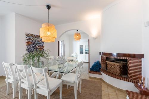 Modern Algarve Villa with Heated Pool and Beach Access