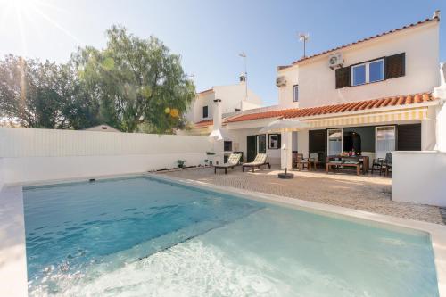 Modern Algarve Villa with Heated Pool and Beach Access
