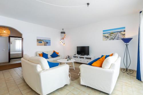 Modern Algarve Villa with Heated Pool and Beach Access