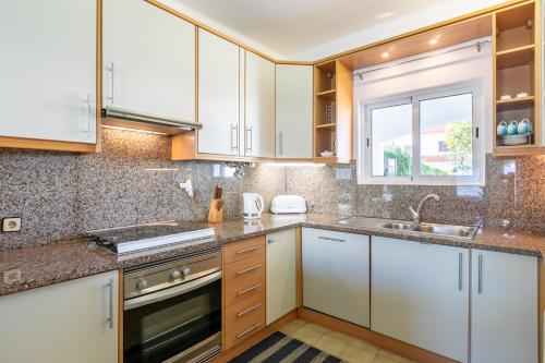 Modern Algarve Villa with Heated Pool and Beach Access