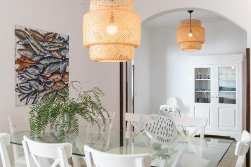 Modern Algarve Villa with Heated Pool and Beach Access