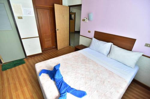 Standard Double Room image 8