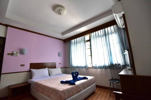 Standard Double Room image 3