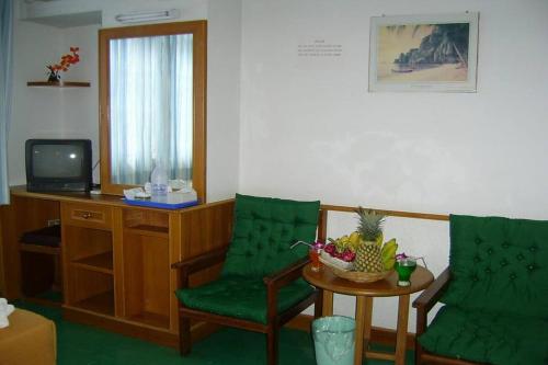 Standard Double Room image 9