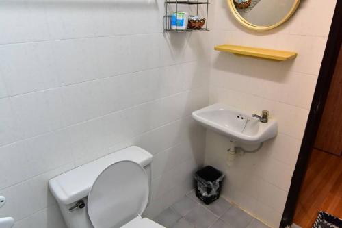 Standard Twin Room image 9