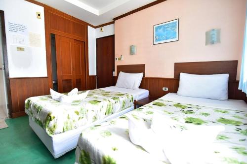 Standard Twin Room image 6