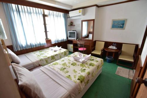 Standard Twin Room image 3