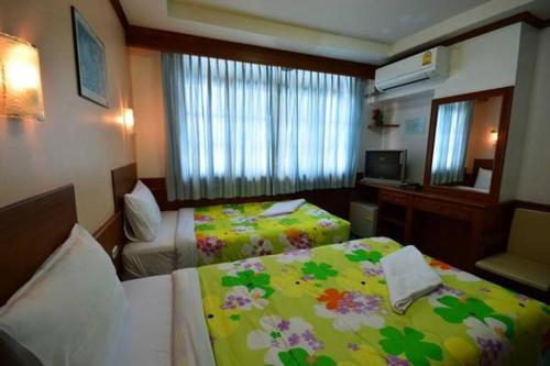 Standard Twin Room image 1