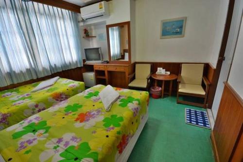 Standard Twin Room image 2