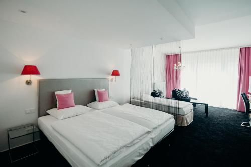 1 queen bed, 1 twin bed