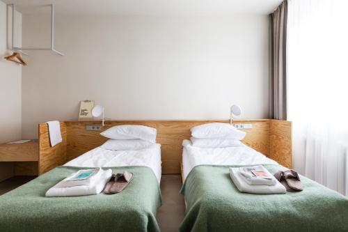 2 twin beds
