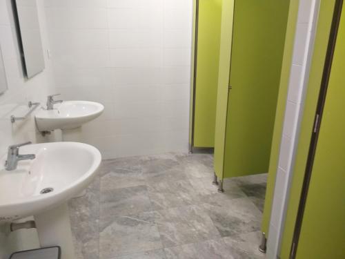 Zuhanyzó, Albergue La Plaza in Tineo