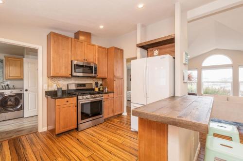 Entire Ocean View Home Walk to the Beach Trails Restaurants & More