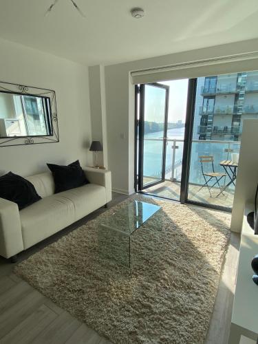 Bright Riverside Apartment 2 Double Bedroom with Balcony