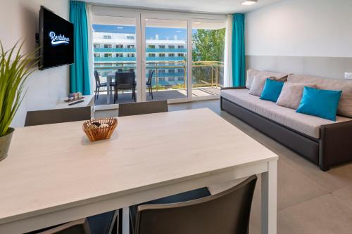 Rentalmar Salou Playa Family Suites & Pool