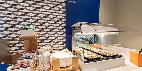 Holiday Inn Express And Suites Palm Desert Millennium By IHG in ปาล์มเดสเซิร์ต (CA)