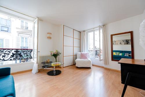 Bright and lovely parisian apartment