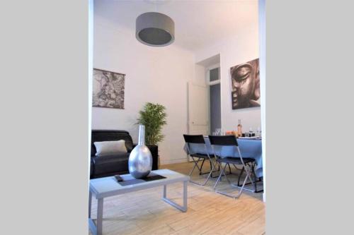 2 spacious bedrooms near Riquier station! near มง โบรอน