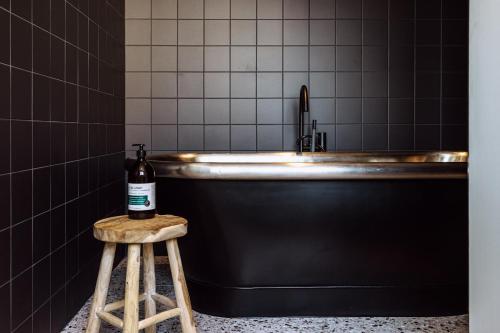 319222565 Le Garage Biarritz Hôtel