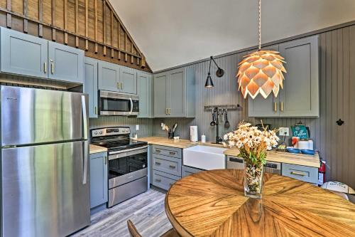 Chic Hideout Cabin with Deck Near Lake Ariel! - image 7