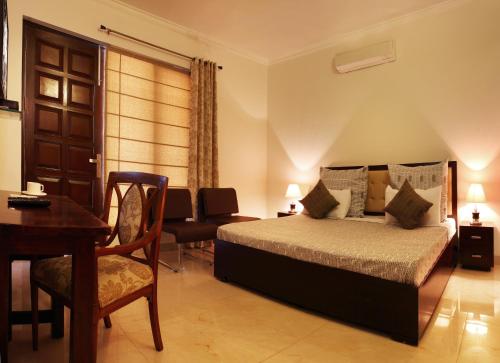 Classic Double Room image 7