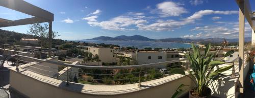 شرفة/ تراس, VUE MAGNIFIQUE SUR BAIE AJACCIO in بورتيشيو
