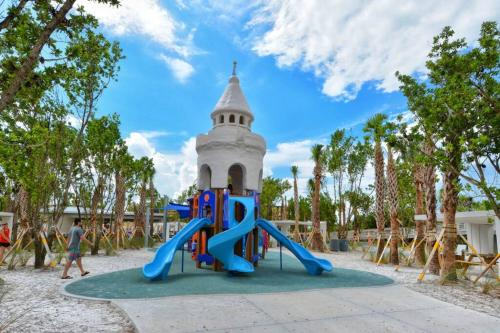 Siesta Key Village-Suite #4: A block to the Beach! detail