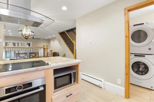 Charming 2 BDR Condo Walk to Main St Hot Tub - image 3