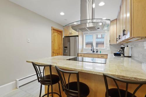 Charming 2 BDR Condo Walk to Main St Hot Tub - image 6