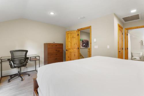 Charming 2 BDR Condo Walk to Main St Hot Tub - image 11