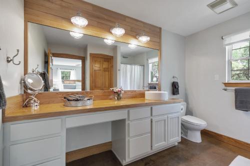 New Stunning Ranch on 33 Acres with HotTubs and FirePit - image 12