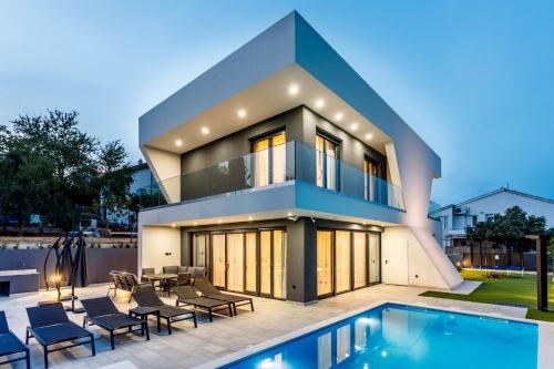 Villa Skyline- near beach and city center with heated pool in โรกอสนิก้า