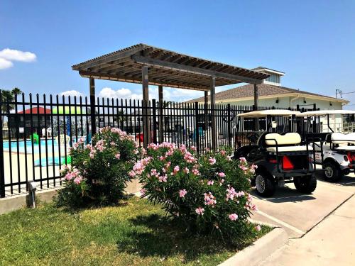 Ruff Life on the Bay Canal - Outdoor Wet Bar Swim Platform Fenced Yard! - image 2