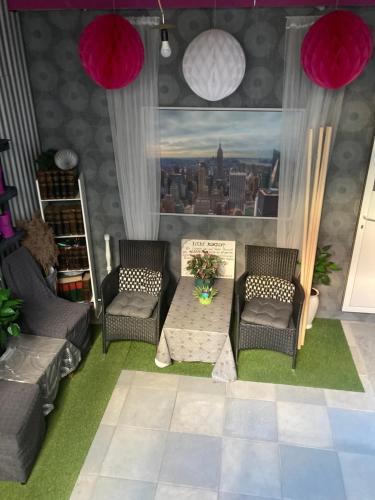 Modern mitten in der Stadt und doch sehr ruhig 2 Minuten zu Therme in บัด เอมส์