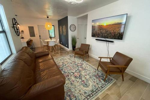 Cozy Home-Close to Downtown, Beaches & Restaurants
