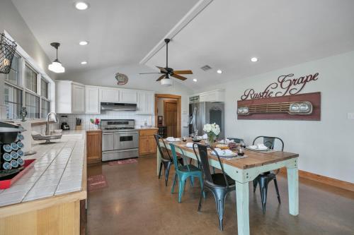 New Gorgeous Home w Hot tub and Grill and Views - image 7