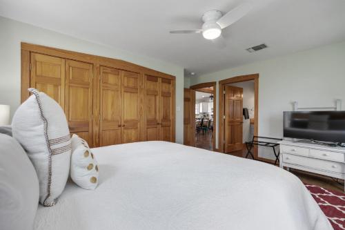 New Gorgeous Home w Hot tub and Grill and Views - image 10