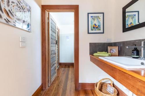 HIDEAWAY Private, detached studio apartment