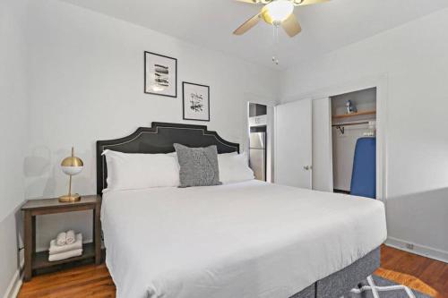 Center of Boystown near Parking & Supermarket 2BR