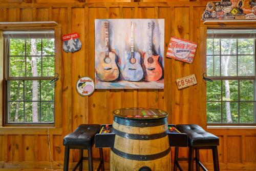 GYPSY ROAD - Privacy! Log Cabin with Hot Tub, WiFi, DirecTV and Arcade in Sevierville, USA