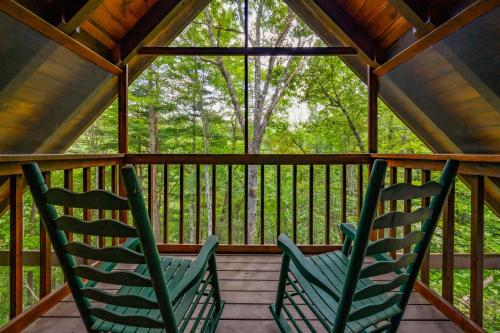 Secluded Cabin Pool Access Arcade & Screened Hot Tub, Sevierville