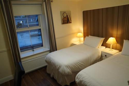 2 twin beds