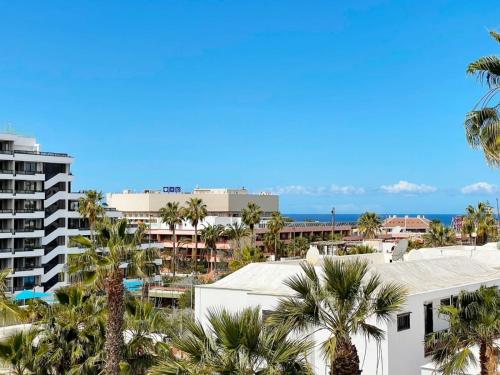 Las Américas Holidays 1